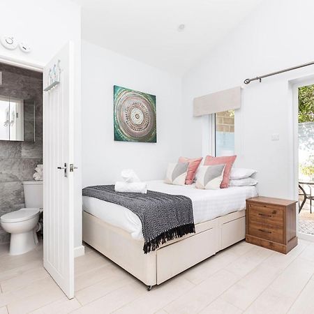 New, Stylish Studio Flat With Private Patio And Free On-Street Parking Check Out At 11Am Bournemouth Kültér fotó