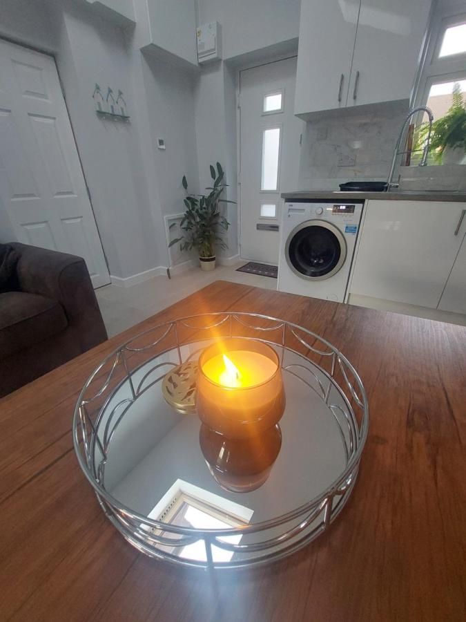 New, Stylish Studio Flat With Private Patio And Free On-Street Parking Check Out At 11Am Bournemouth Kültér fotó