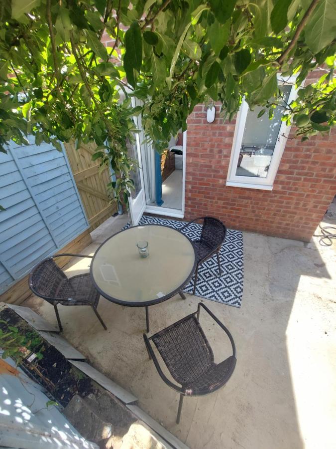 New, Stylish Studio Flat With Private Patio And Free On-Street Parking Check Out At 11Am Bournemouth Kültér fotó