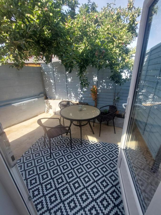 New, Stylish Studio Flat With Private Patio And Free On-Street Parking Check Out At 11Am Bournemouth Kültér fotó
