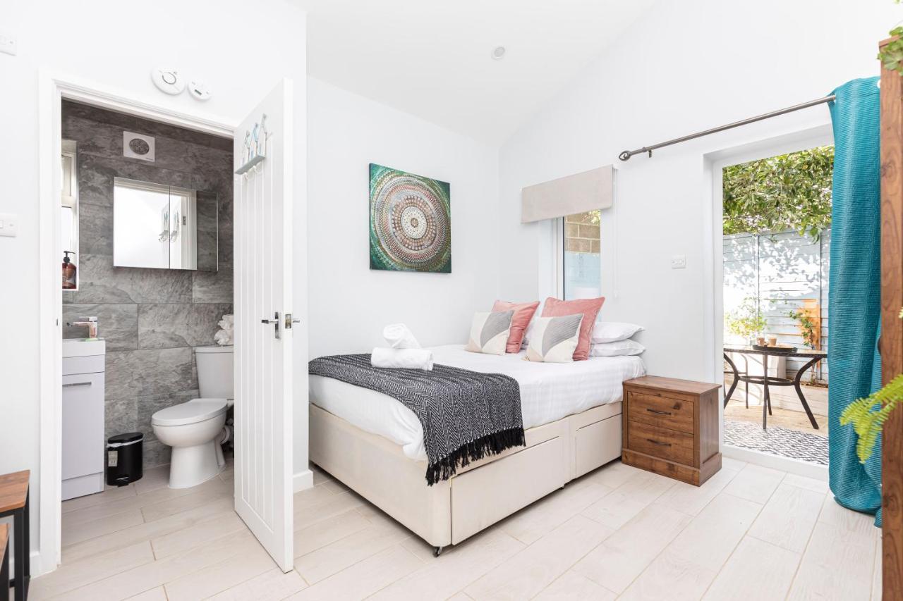 New, Stylish Studio Flat With Private Patio And Free On-Street Parking Check Out At 11Am Bournemouth Kültér fotó