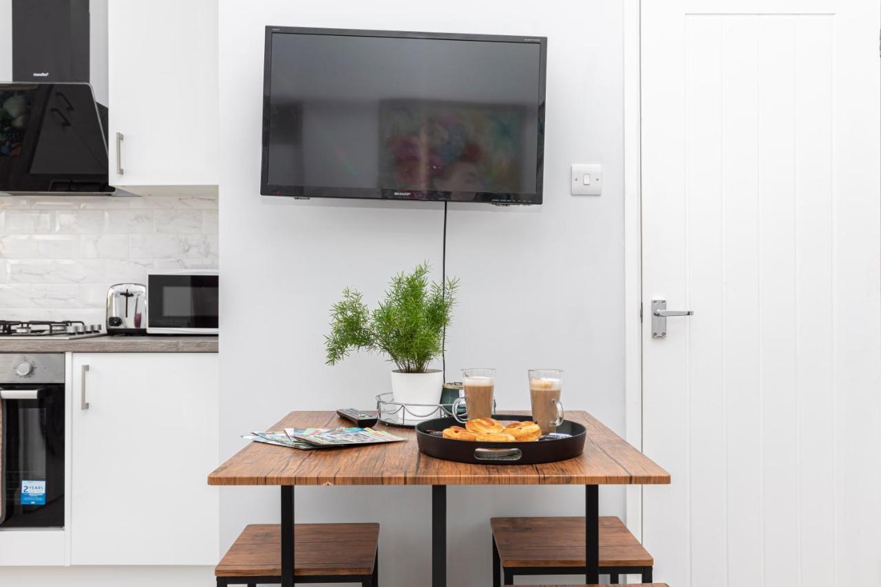 New, Stylish Studio Flat With Private Patio And Free On-Street Parking Check Out At 11Am Bournemouth Kültér fotó