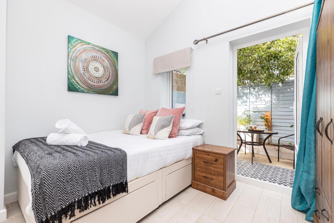 New, Stylish Studio Flat With Private Patio And Free On-Street Parking Check Out At 11Am Bournemouth Kültér fotó