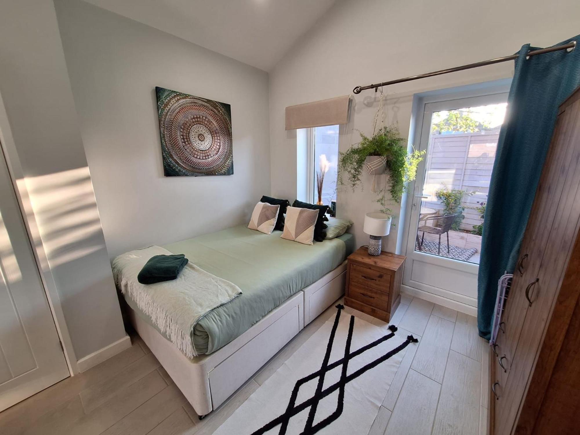 New, Stylish Studio Flat With Private Patio And Free On-Street Parking Check Out At 11Am Bournemouth Kültér fotó