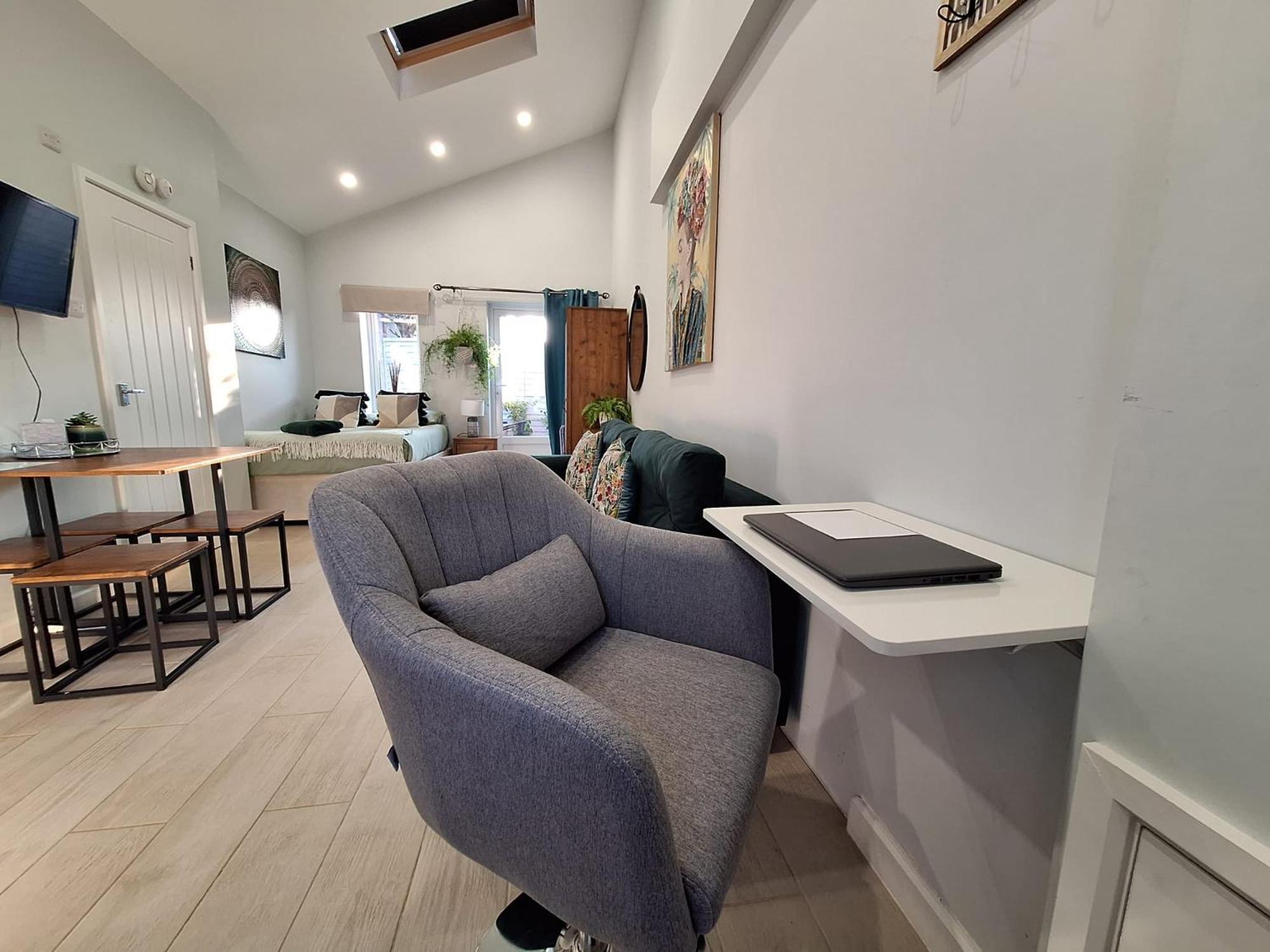 New, Stylish Studio Flat With Private Patio And Free On-Street Parking Check Out At 11Am Bournemouth Kültér fotó